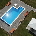 Vikendica Sa Bazenom Magnum Casa de Férias *