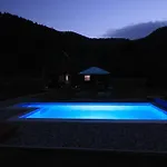 Casa de Férias Vikendica Sa Bazenom Magnum *