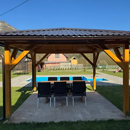 펜션 Vikendica Sa Bazenom Magnum *