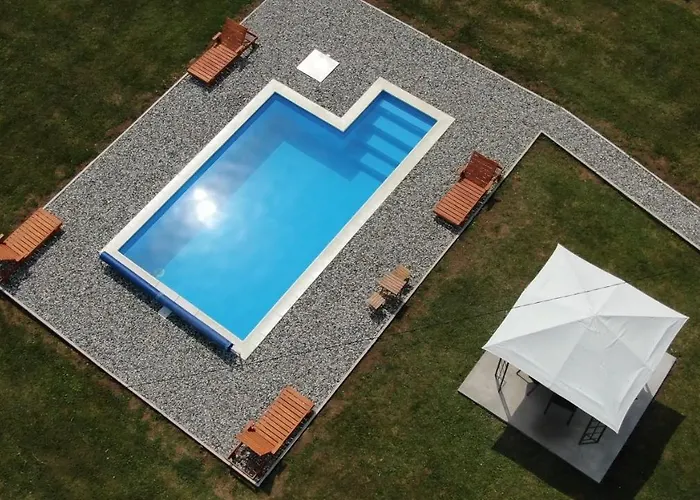 Vikendica Sa Bazenom Magnum 펜션 *